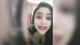 ابوها قاعد في الصالة والمتناكة بتصور نودز في اوضتها لزميلها
