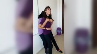 بنات شراميط بيبعبصوا بعض في الفصل وزميلتهم بتصورهم