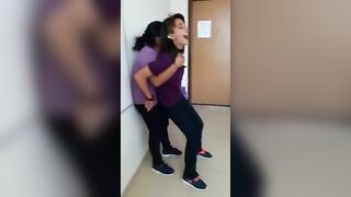 بنات شراميط بيبعبصوا بعض في الفصل وزميلتهم بتصورهم