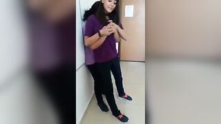 بنات شراميط بيبعبصوا بعض في الفصل وزميلتهم بتصورهم