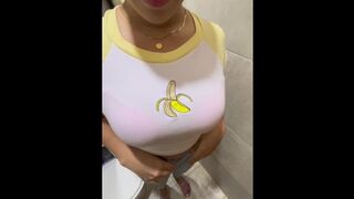 مدخلوش فكسي كلو يا محمدوزبك كثير كبير موظفة شرموطة ببنك فشرم شيخ مع زميلها جوا الحمام 